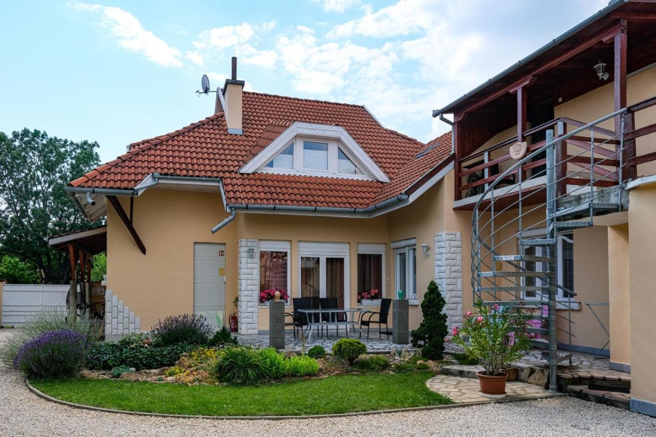 4 Evszak Apartman Гюла Екстериор снимка